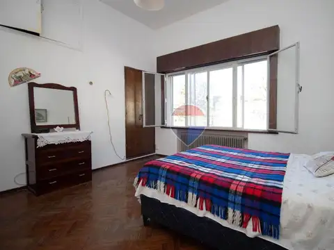 Casa 7 ambientes con 2 baños