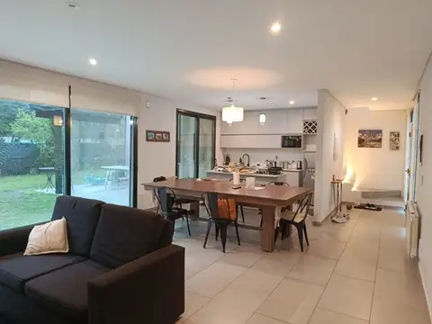 Casa en Venta con 3 cocheras