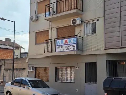 2 AMBIENTES AL FRENTE CON BALCON COCINA Y BAÑO COMPLETO LIVING Y DORMITORIO A LA CALLE TODO LUZ Y SOL