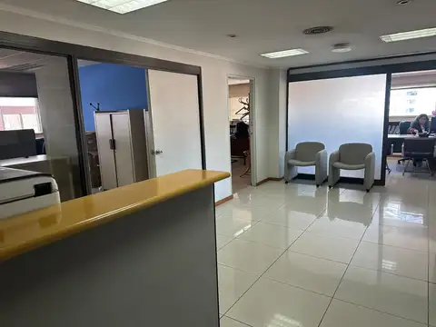 Oficina en Alquiler con 2 cocheras