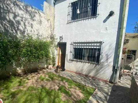 CASA EN VENTA  TRES DORMITORIOS, COCHERA, BAÑO. QUINCHO Y PILETA. Excelente Ubicación!