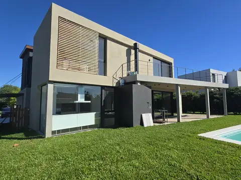 Casa 6 ambientes con 3 baños