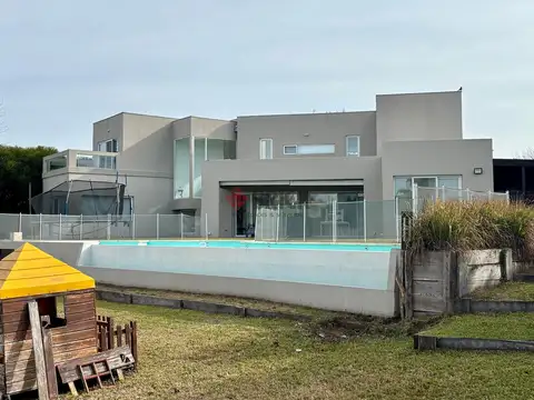 Casa en Venta con 6 cocheras