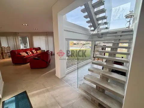 Casa 8 ambientes con 6 baños