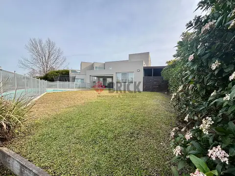 Casa 8 ambientes con 6 baños
