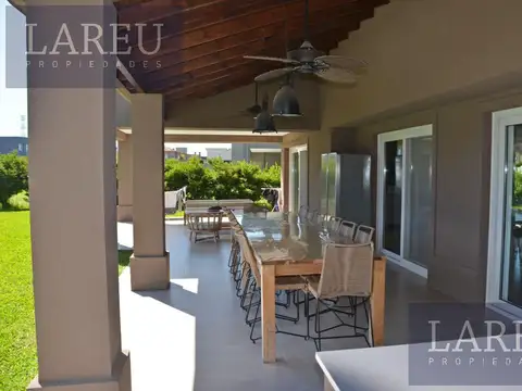 Casa 6 ambientes con 4 baños