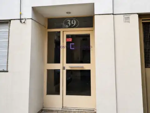 Monoambiente en tercer piso con terraza y lavadero compartido