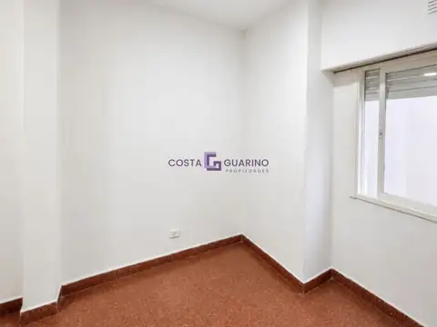 Monoambiente en tercer piso con terraza y lavadero compartido