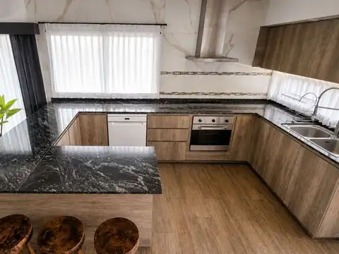 Casa en Venta con 2 cocheras