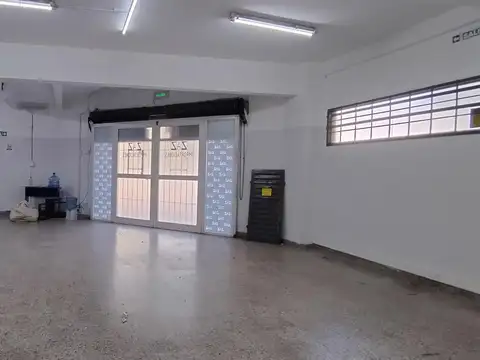 Local y depósito en esquina 175 m2 con sótano! Muy buena logística