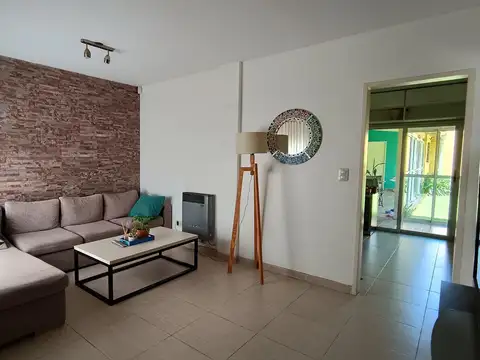 Boulogne – Casa Reciclada a Nuevo con Jardín y 2 Cocheras