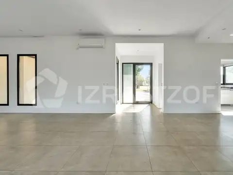Casa en Alquiler con 2 cocheras