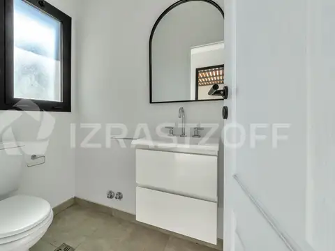 Casa EN ALQUILER ANUAL en Santo Tomás en lote central al área verde del barrio