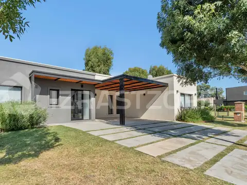 Casa EN ALQUILER ANUAL en Santo Tomás en lote central al área verde del barrio