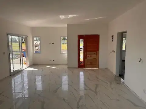 Casa en  venta de 4 ambientes con piscina Fincas Joven San Vicente