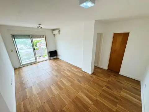Departamento con cochera cubierta en alquiler