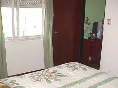 EN VENTA CASA EN ESQUINA CON AMPLIO LOTE, 2 DORMITORIOS - FICHA 4670