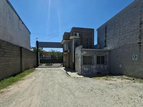 Gran terreno con Oficina y  Galpón con salida a dos calles, ideal para correalón