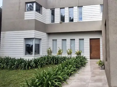 Casa 5 ambientes con 3 baños