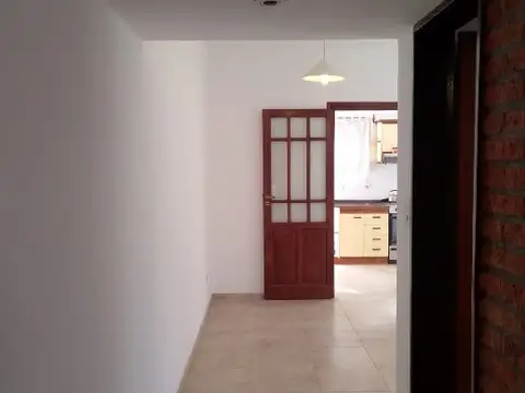 CASA PH AL CONTRAFRENTE EN CASTELAR NORTE
