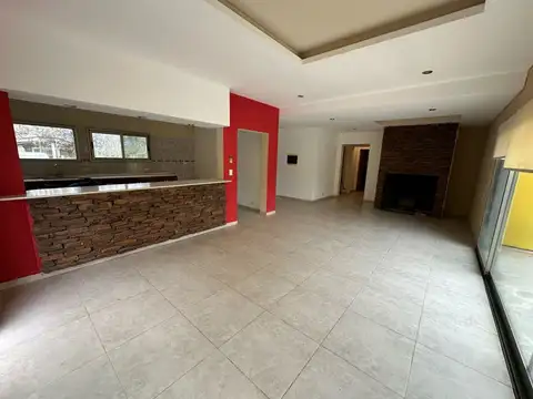 Casa 4 ambientes con 2 baños