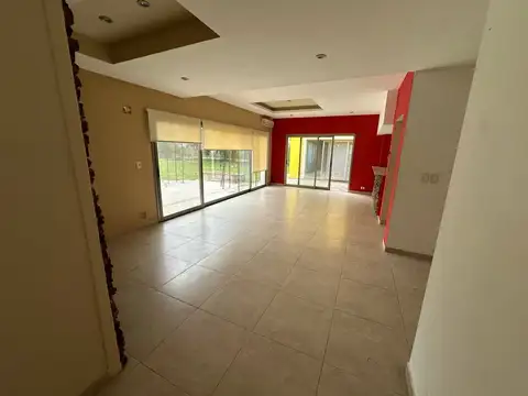 Casa en Alquiler con 2 cocheras