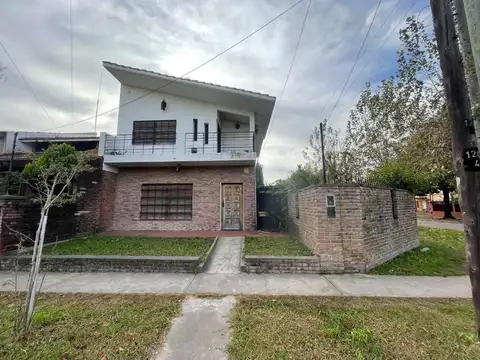 VENTA CASA EN ESQUINA. LONGCHAMPS