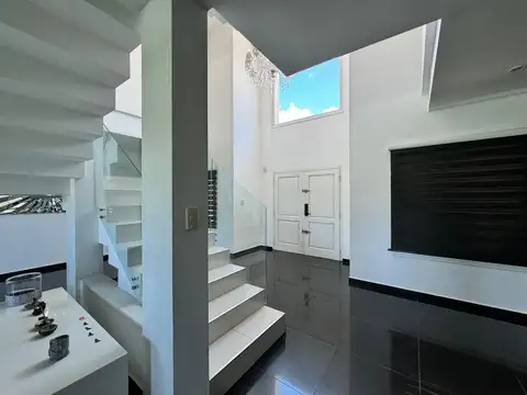 Casa 6 ambientes con 4 baños
