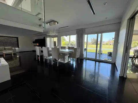 Casa en Venta con 4 cocheras