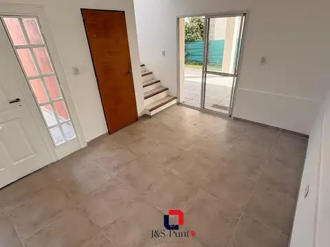 Casa en Alquiler con 3 cocheras