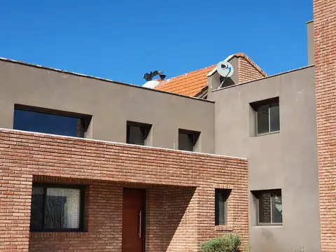 Casa 8 ambientes con 4 baños