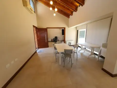 Casa en Venta con 3 cocheras