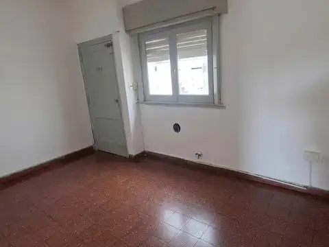 PH NO PAGA EXPENSAS (1er piso por escalera) 3 amb con patio y terraza con parrilla