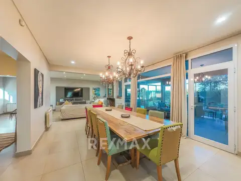 Casa en Venta con 4 cocheras