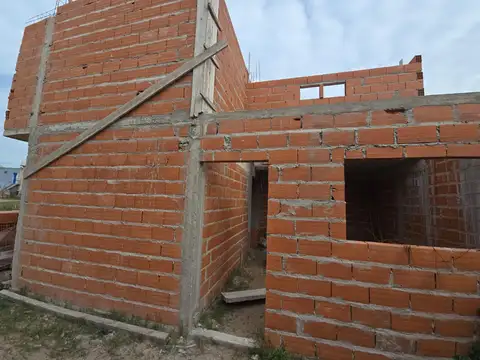 Casa 4 ambientes con 2 baños