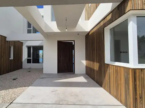 Casa 6 ambientes con 4 baños