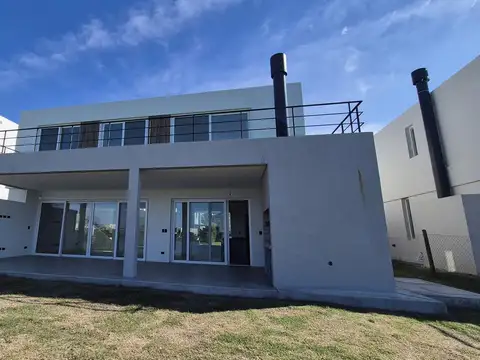 Casa a estrenar 4 habitaciones y escritorio sobre la laguna Santa Ana Villanueva