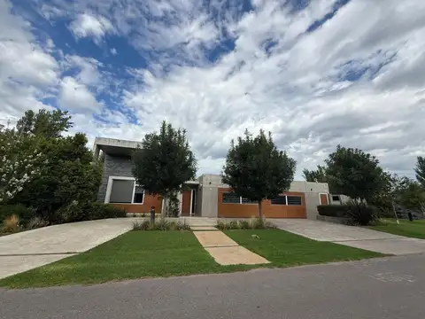 Casa moderna  4 dormitorios piscina -  Country Kentucky Club