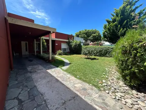 VICENTE LOPEZ, AMPLIA CASA 4 AMBIENTES, LOTE PROPIO Y JARDIN