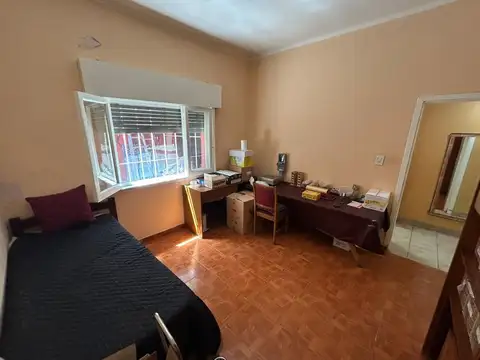 VICENTE LOPEZ, AMPLIA CASA 4 AMBIENTES, LOTE PROPIO Y JARDIN