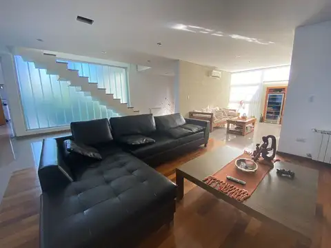 Casa en Venta con 3 cocheras