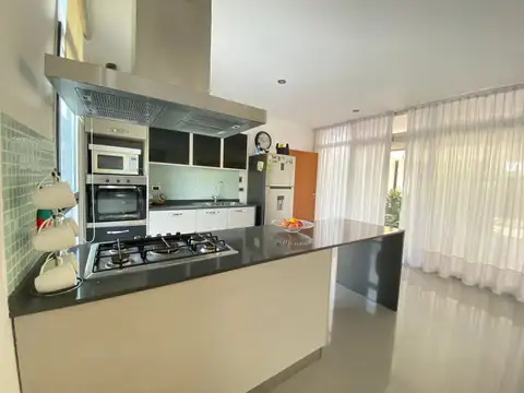 Casa 6 ambientes con 3 baños