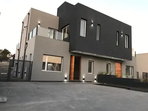 Casa en Venta con 4 cocheras