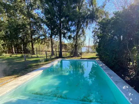 Casa en venta o alquiler en el Barrio Santa Catalina de una planta apartada de la calle con pileta.