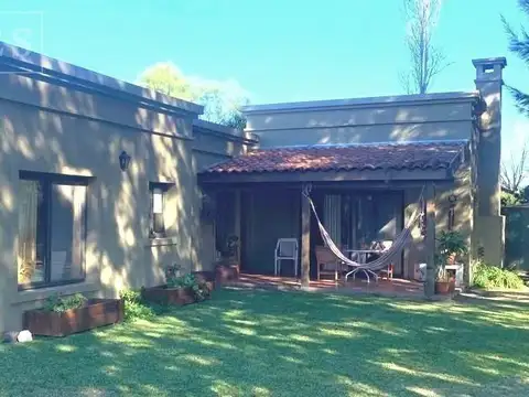 Casa en venta o alquiler en el Barrio Santa Catalina de una planta apartada de la calle con pileta.