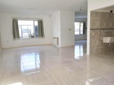 Casa en Alquiler con 1 cochera