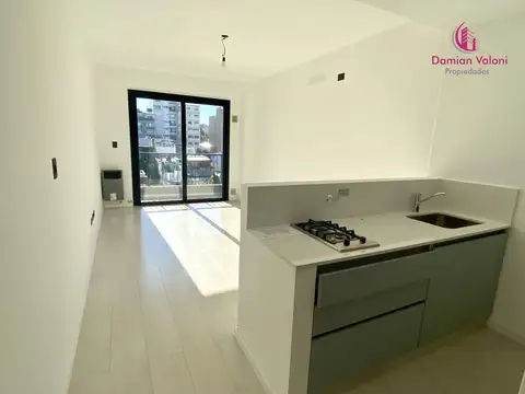 EXCELENTE MONOAMBIENTE SUPER LUMINOSO, AL FRENTE CON BALCÓN, EN EDIFICIO CON FULL AMENITIES