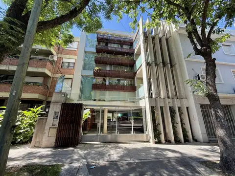 Luminoso departamento en venta con parrilla y dos cocheras en San Isidro.