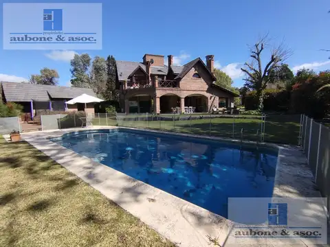 Casa de 3/4 dormitorios muy buena calidad y en impecable estado !!