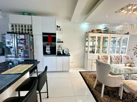 Casa en Venta con 3 cocheras